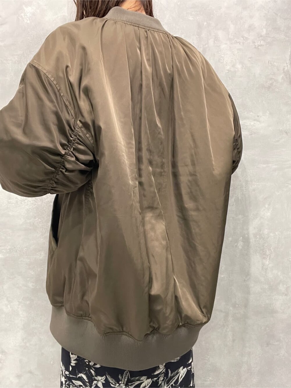 ブルー系のスカート、ブルー系のスカート、ベージュ系のブーツを着用したレディースの秋コーディネートの9枚目の写真