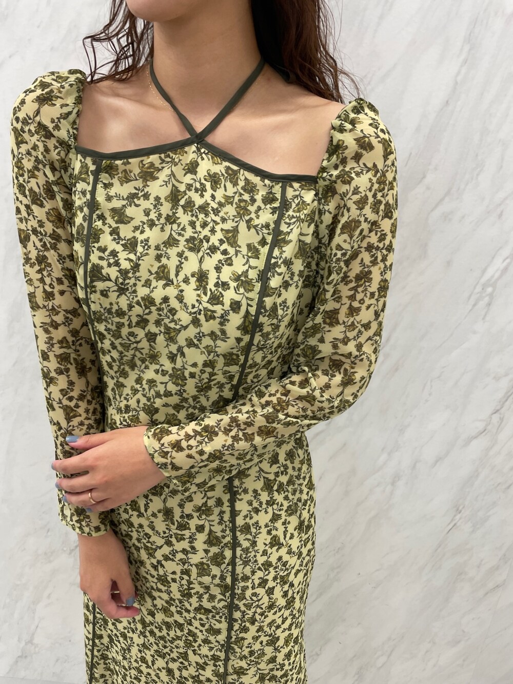 ホワイト系のパンプス、グリーン系のワンピースを着用したレディースの冬コーディネートの9枚目の写真