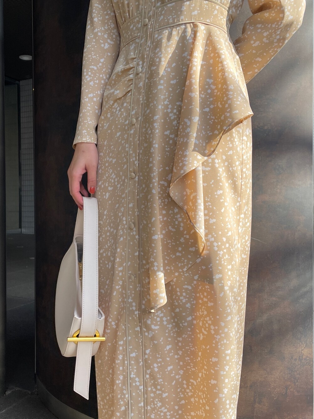 ベージュ系のワンピース、イエロー系のサンダルを着用したレディースの冬コーディネートの8枚目の写真