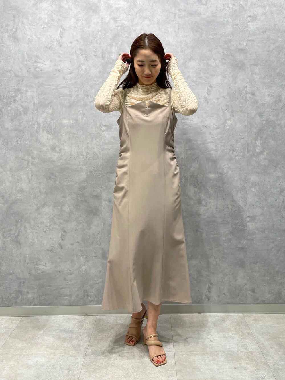 ベージュ系のサンダル、ホワイト系のTシャツ/カットソー、ベージュ系のワンピースを着用したレディースの春コーディネートの2枚目の写真