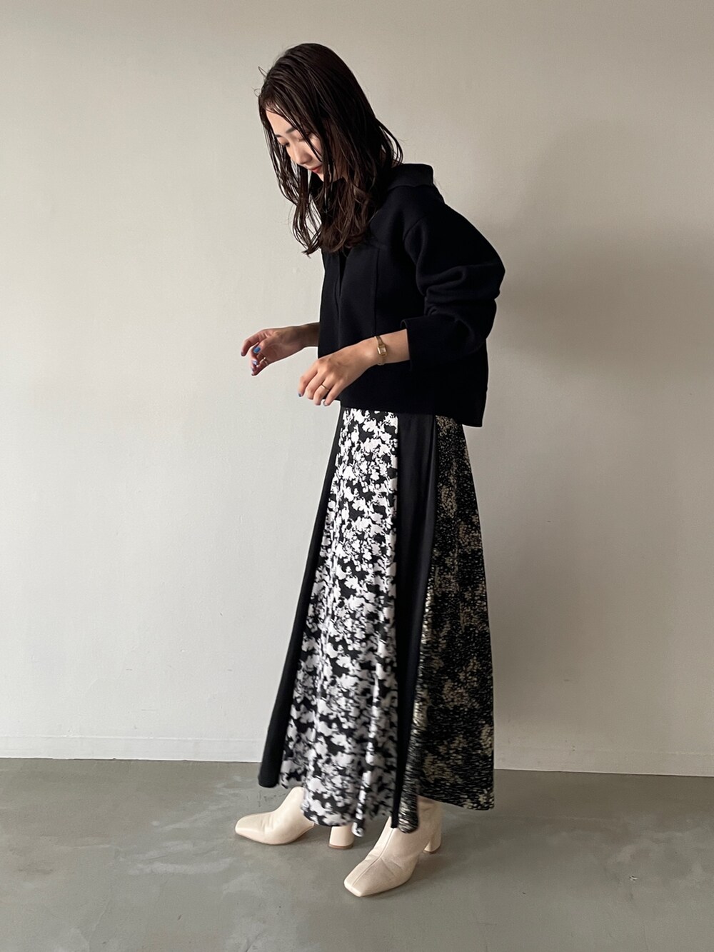 ブラック系のカーディガン/ボレロ、ホワイト系のブーツ、ブラック系のスカートを着用したレディースの夏コーディネートの4枚目の写真