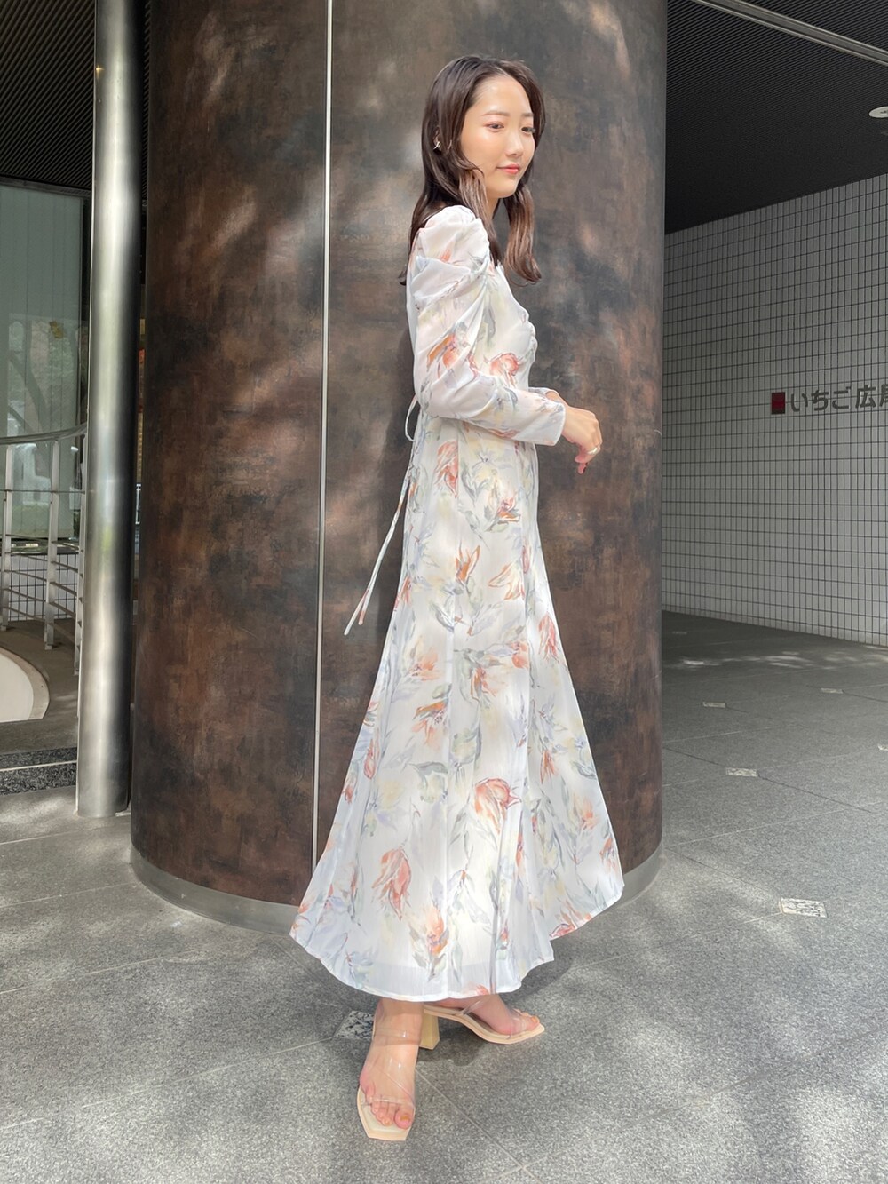 その他のサンダル、ホワイト系のワンピースを着用したレディースの冬コーディネートの3枚目の写真