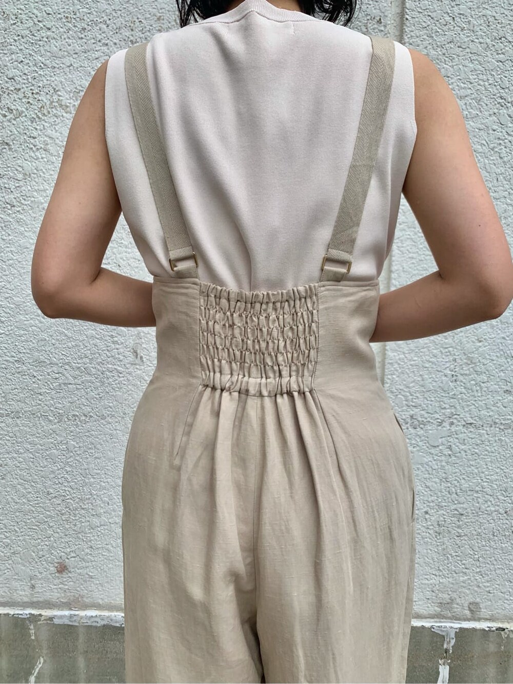 ブラウン系のサンダル、ホワイト系のニット/セーター、ベージュ系のその他パンツを着用したレディースの夏コーディネートの6枚目の写真