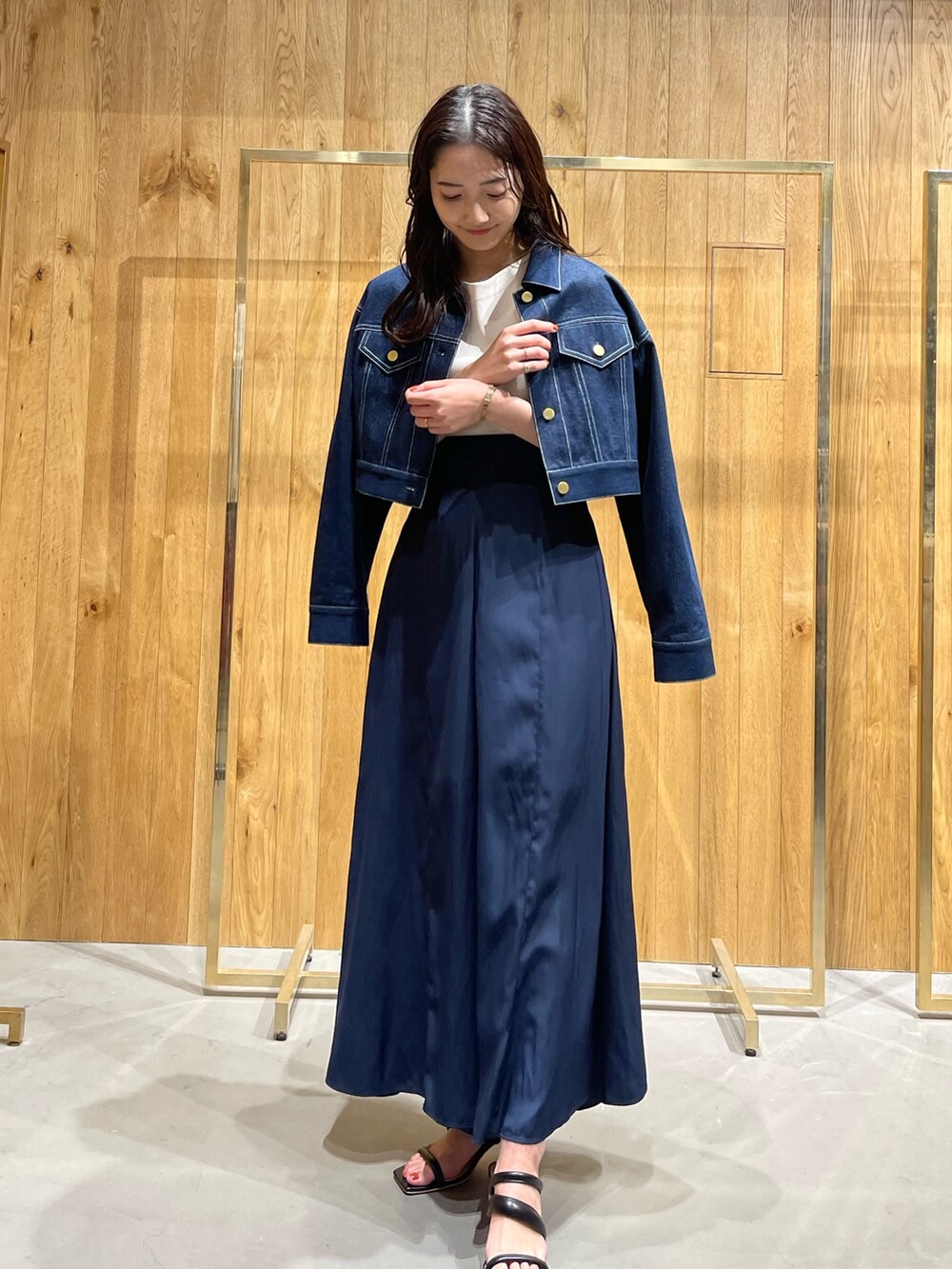 ブルー系のデニムジャケット、ホワイト系のニット/セーター、ブルー系のその他パンツを着用したレディースの冬コーディネートの3枚目の写真