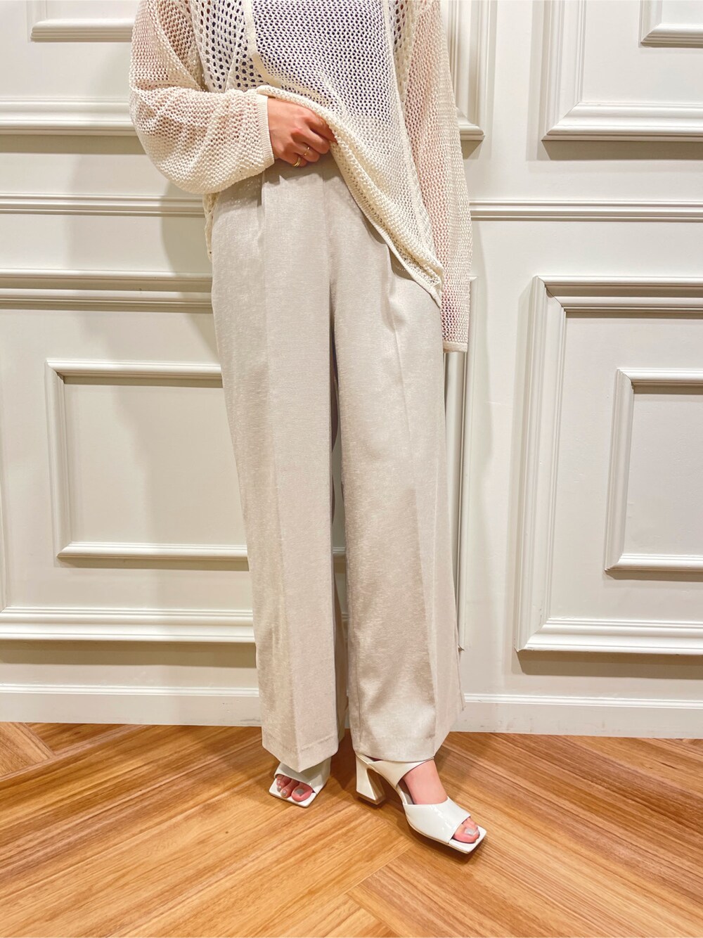 ホワイト系のサンダル、ホワイト系のニット/セーター、グレー系のその他パンツを着用したレディースの春コーディネートの5枚目の写真