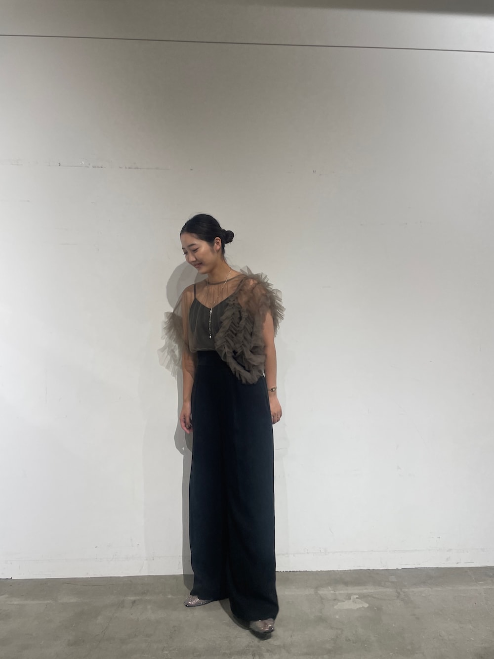 その他のパンツドレス、ブラック系のパンプスを着用したレディースの夏コーディネートの7枚目の写真