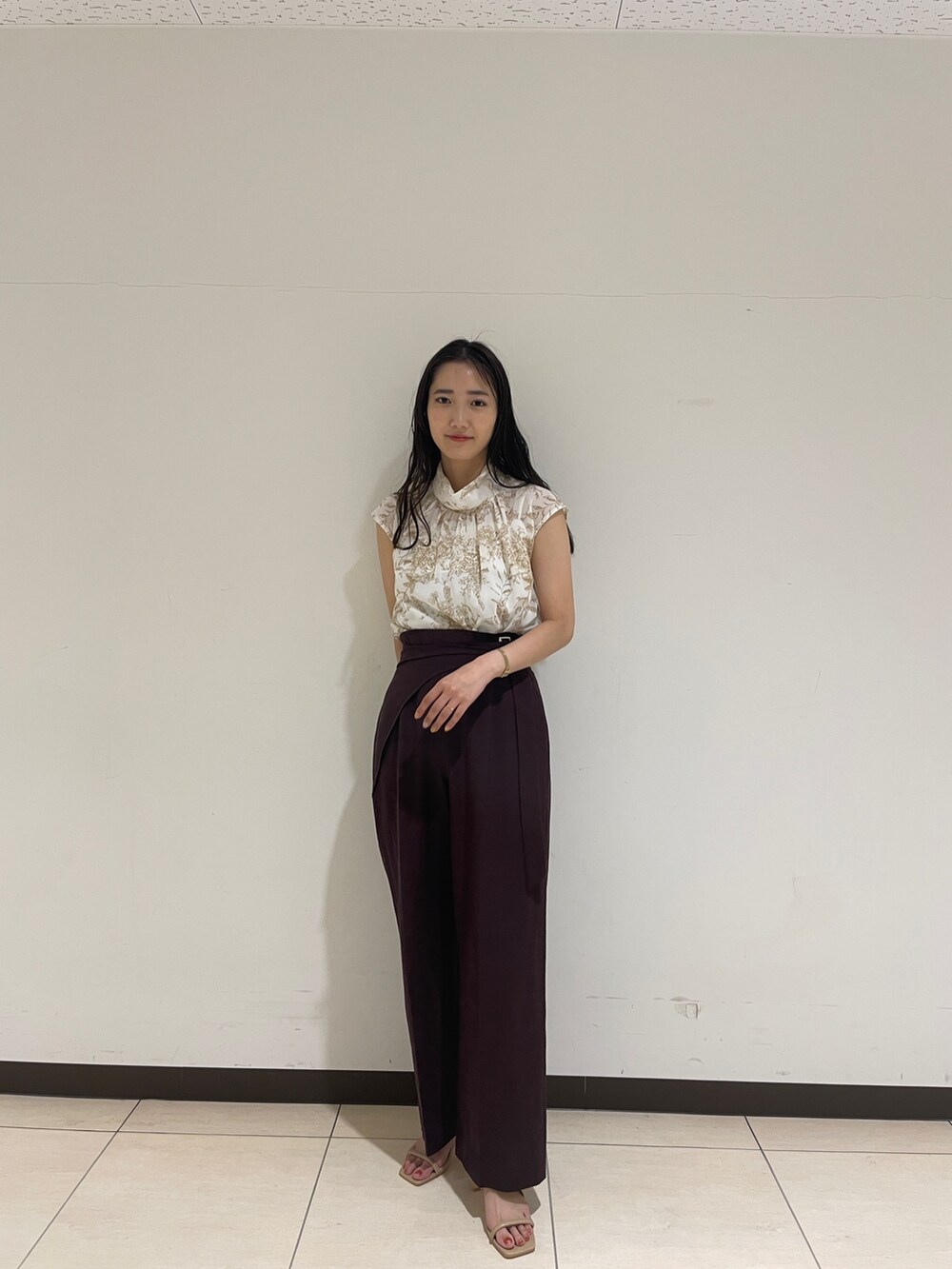 ブラウン系のその他パンツ、ベージュ系のサンダル、ベージュ系のシャツ/ブラウスを着用したレディースの春コーディネートの5枚目の写真