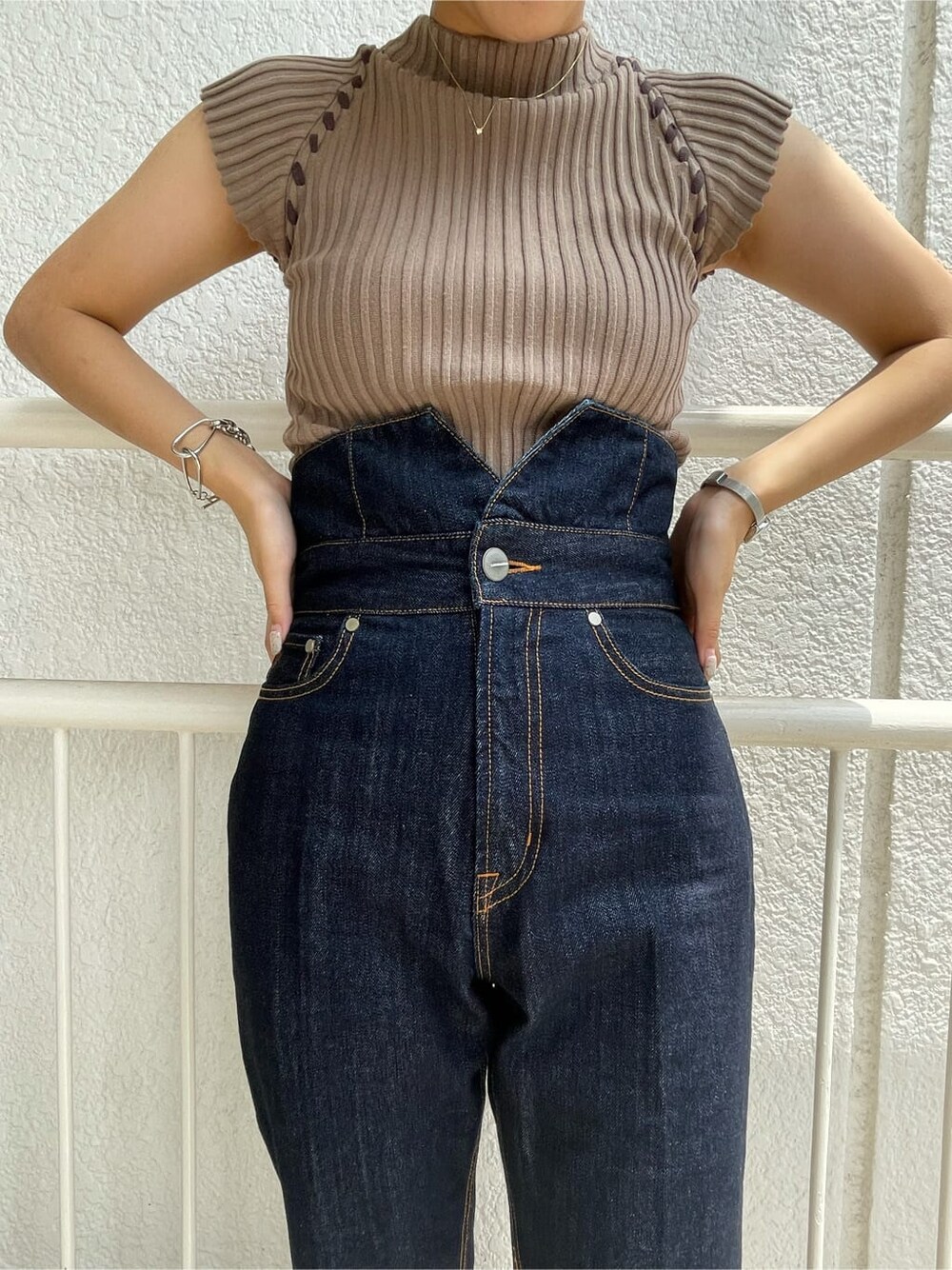 ブルー系のデニムパンツ、ホワイト系のサンダル、ベージュ系のニット/セーターを着用したレディースの夏コーディネートの6枚目の写真