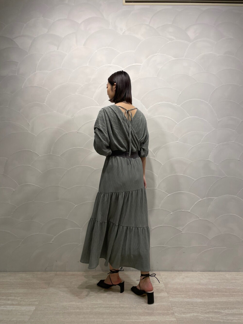 ブラック系のサンダル、ブルー系のワンピース、ベージュ系のバンダナ/スカーフを着用したレディースの春コーディネートの5枚目の写真