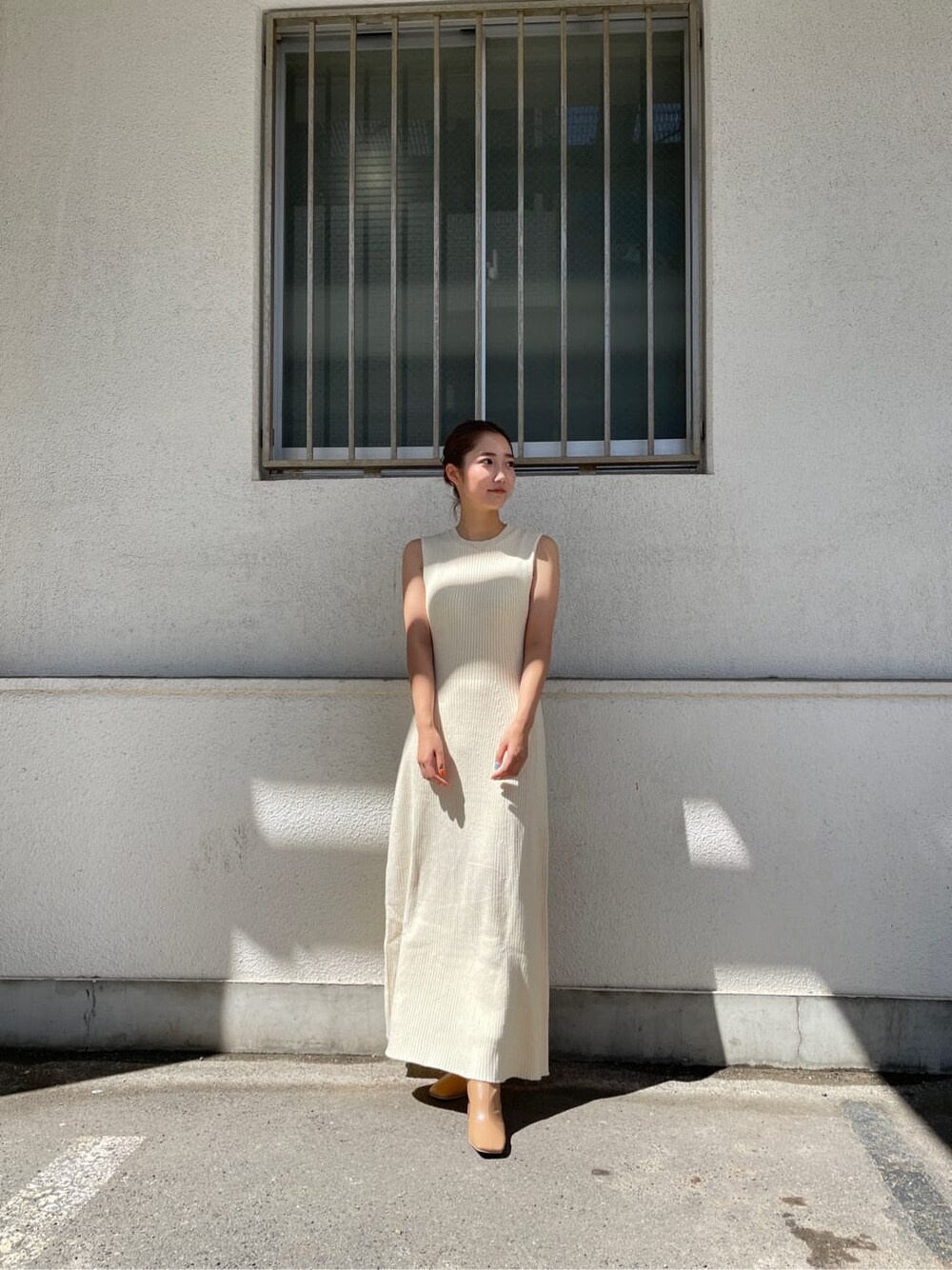 ベージュ系のその他シューズ、ホワイト系のワンピース、ブラウン系のショルダーバッグを着用したレディースの秋コーディネートの8枚目の写真