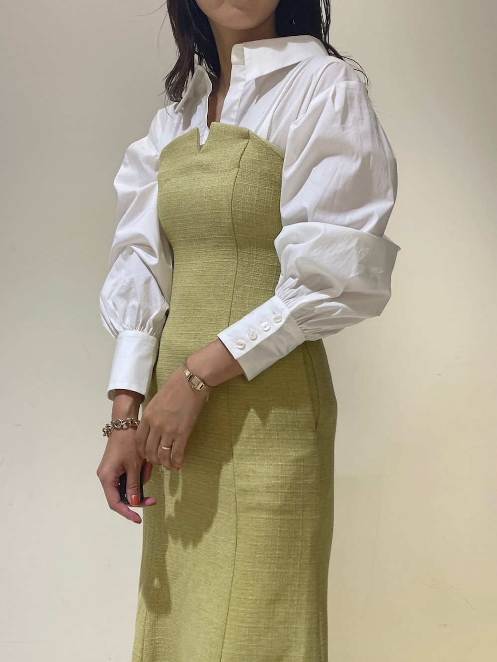 イエロー系のワンピース、ホワイト系のブーツ、ブラウン系のテーラードジャケットを着用したレディースの秋コーディネートの9枚目の写真