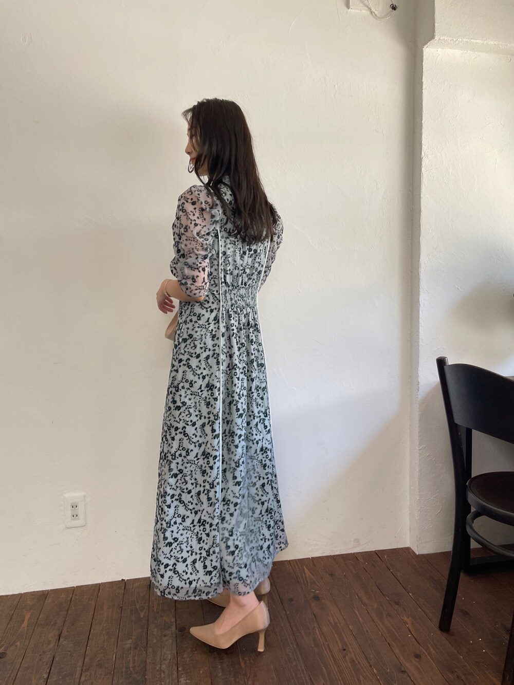 ゴールド系のパンプス、ベージュ系のハンドバッグ、グリーン系のドレスを着用したレディースの夏コーディネートの3枚目の写真