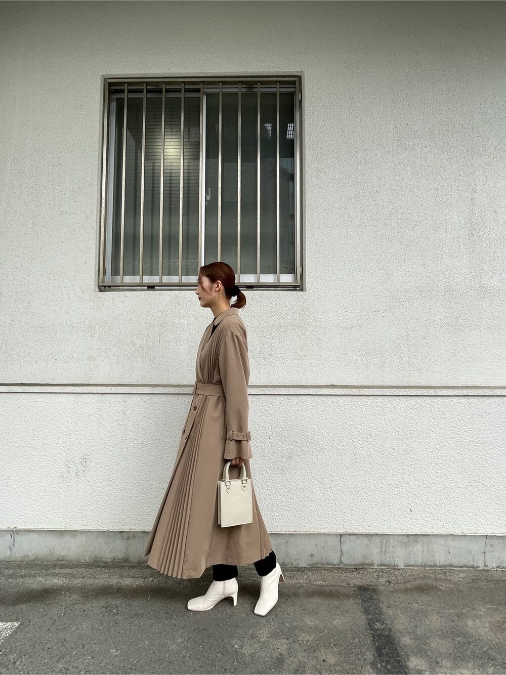 ホワイト系のその他シューズ、ブラウン系のニット/セーター、ベージュ系のその他アウターを着用したレディースの秋コーディネートの9枚目の写真