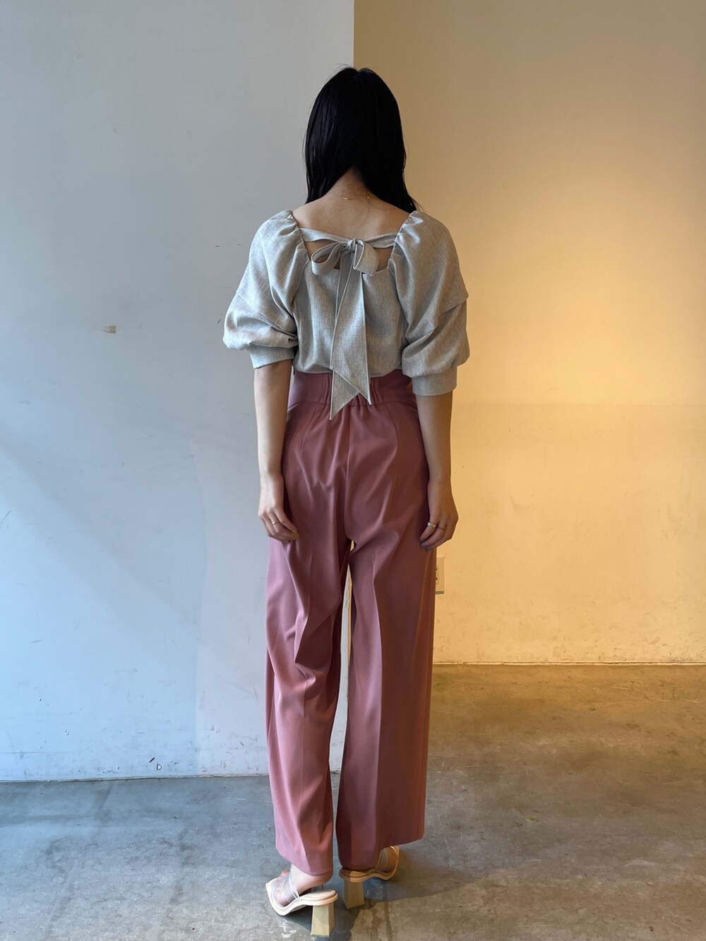 その他のサンダル、ピンク系のその他パンツ、ベージュ系のシャツ/ブラウスを着用したレディースの冬コーディネートの4枚目の写真