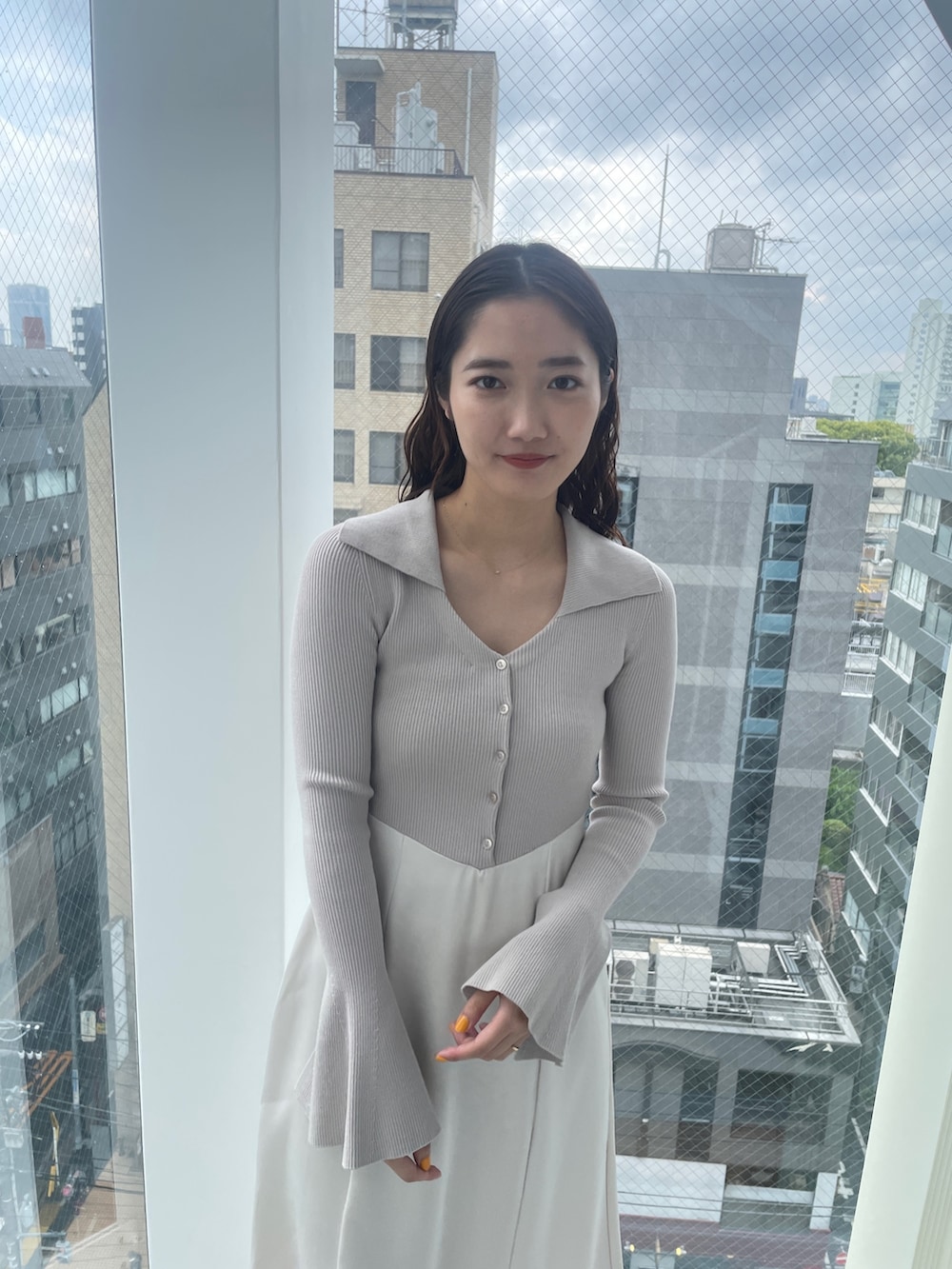 ベージュ系のブーツ、ベージュ系のワンピースを着用したレディースの夏コーディネートの5枚目の写真