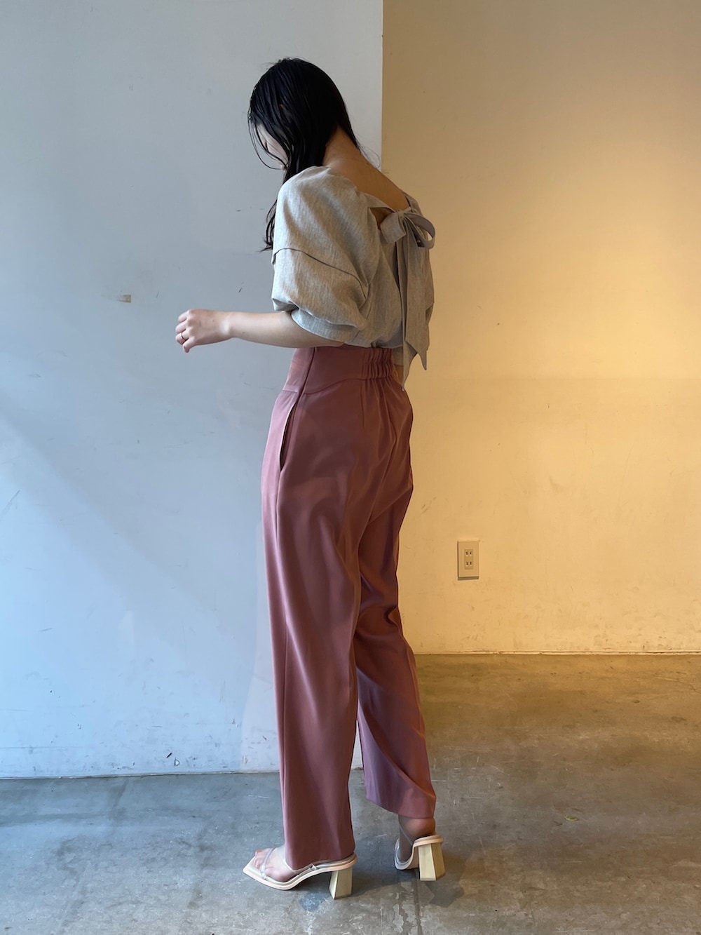 その他のサンダル、ピンク系のその他パンツ、ベージュ系のシャツ/ブラウスを着用したレディースの冬コーディネートの3枚目の写真