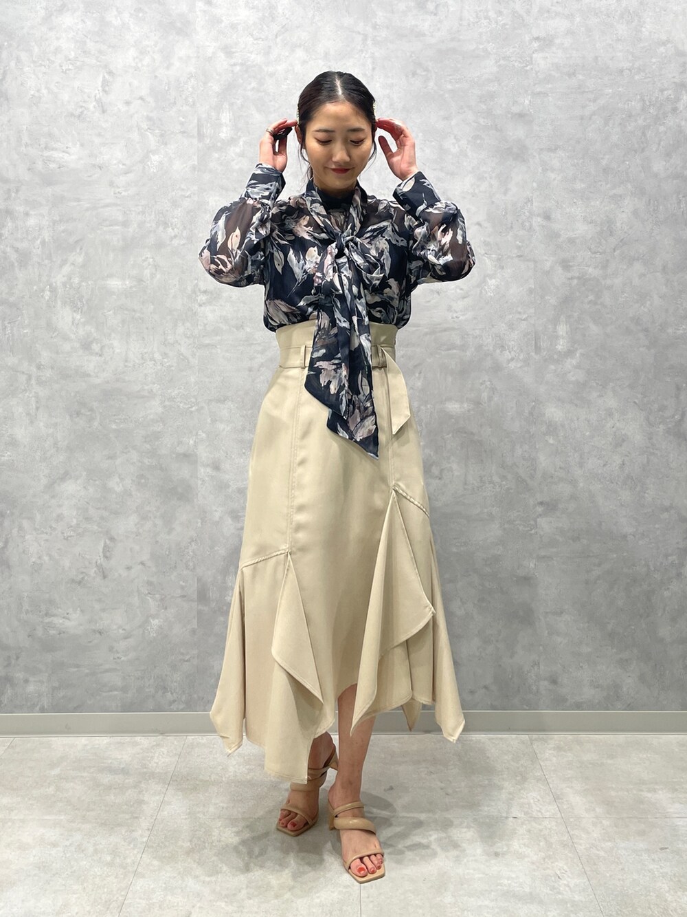 ベージュ系のサンダル、ホワイト系のスカート、ブルー系のシャツ/ブラウスを着用したレディースの冬コーディネートの3枚目の写真