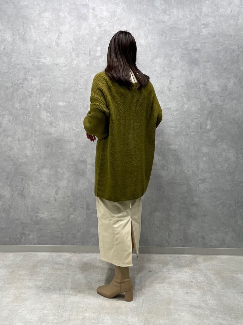 ベージュ系のブーツ、ホワイト系のニット/セーター、ホワイト系のスカートを着用したレディースの秋コーディネートの5枚目の写真