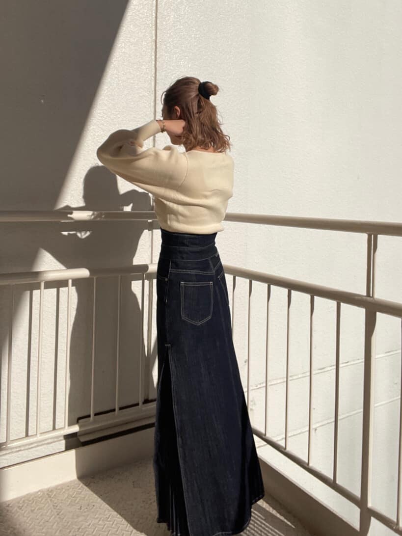 ブラック系のその他シューズ、ブルー系のデニムスカート、ホワイト系のニット/セーターを着用したレディースの冬コーディネートの3枚目の写真