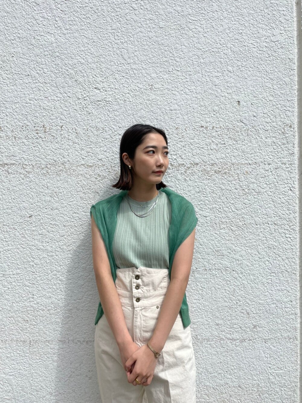 その他のパンプス、ホワイト系のデニムパンツ、グリーン系のニット/セーターを着用したレディースの春コーディネートの4枚目の写真