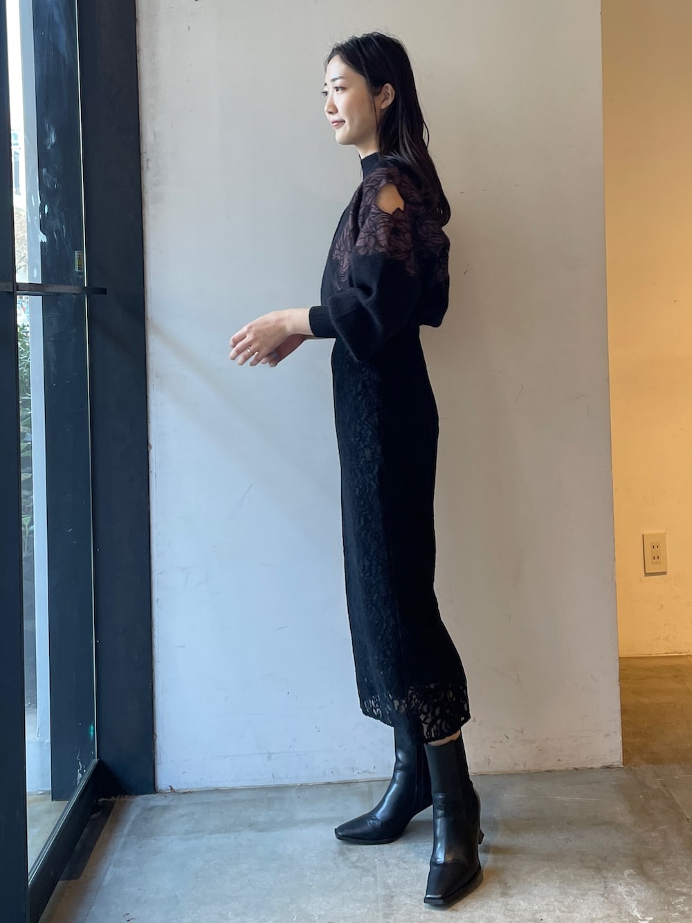 ブラック系のブーツ、ブラック系のスカート、ブラック系のニット/セーターを着用したレディースの冬コーディネートの5枚目の写真