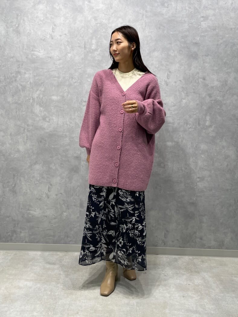 ブルー系のスカート、ブルー系のスカート、ベージュ系のブーツを着用したレディースの秋コーディネートの2枚目の写真