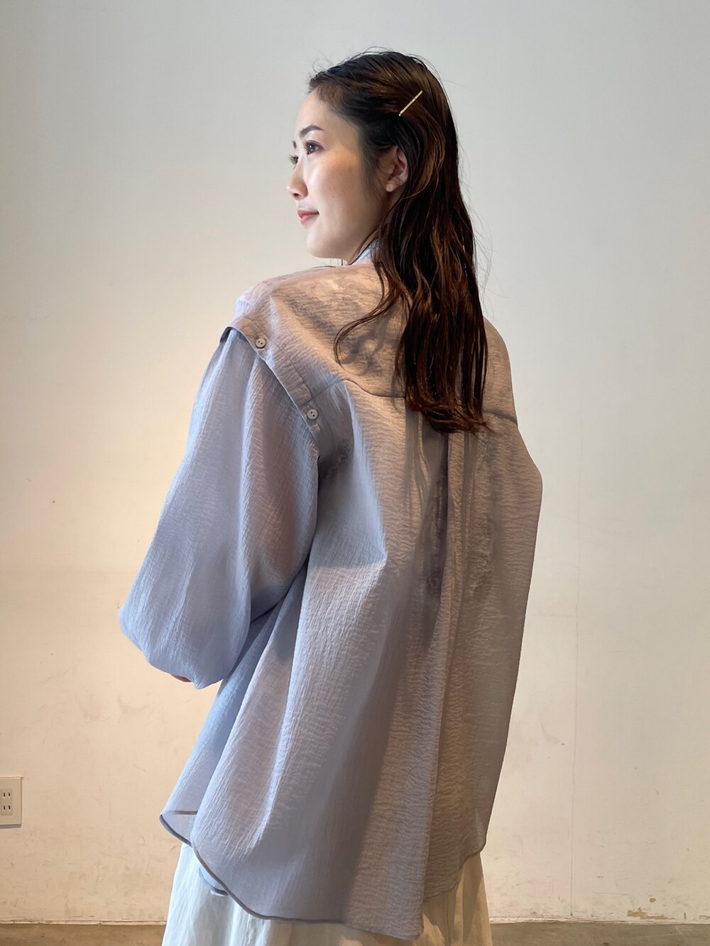 その他のサンダル、グレー系のスカート、ベージュ系のシャツ/ブラウスを着用したレディースの春コーディネートの7枚目の写真