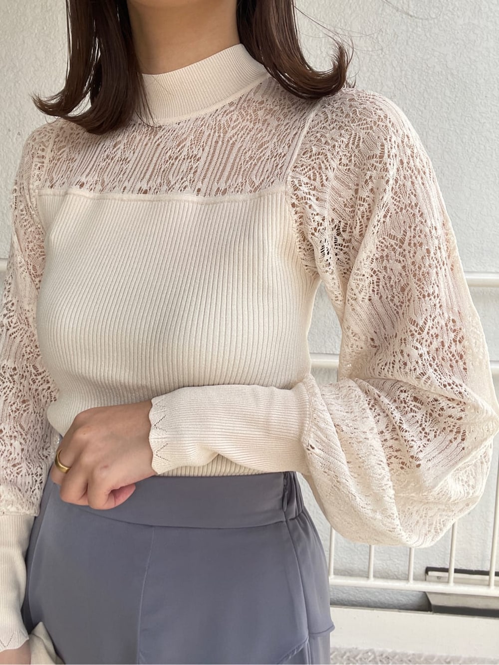 ホワイト系のニット/セーター、ベージュ系のブーツ、ブルー系のスカートを着用したレディースの春コーディネートの9枚目の写真