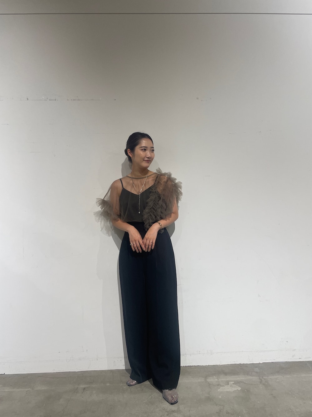 その他のパンツドレス、ブラック系のパンプスを着用したレディースの夏コーディネートの4枚目の写真