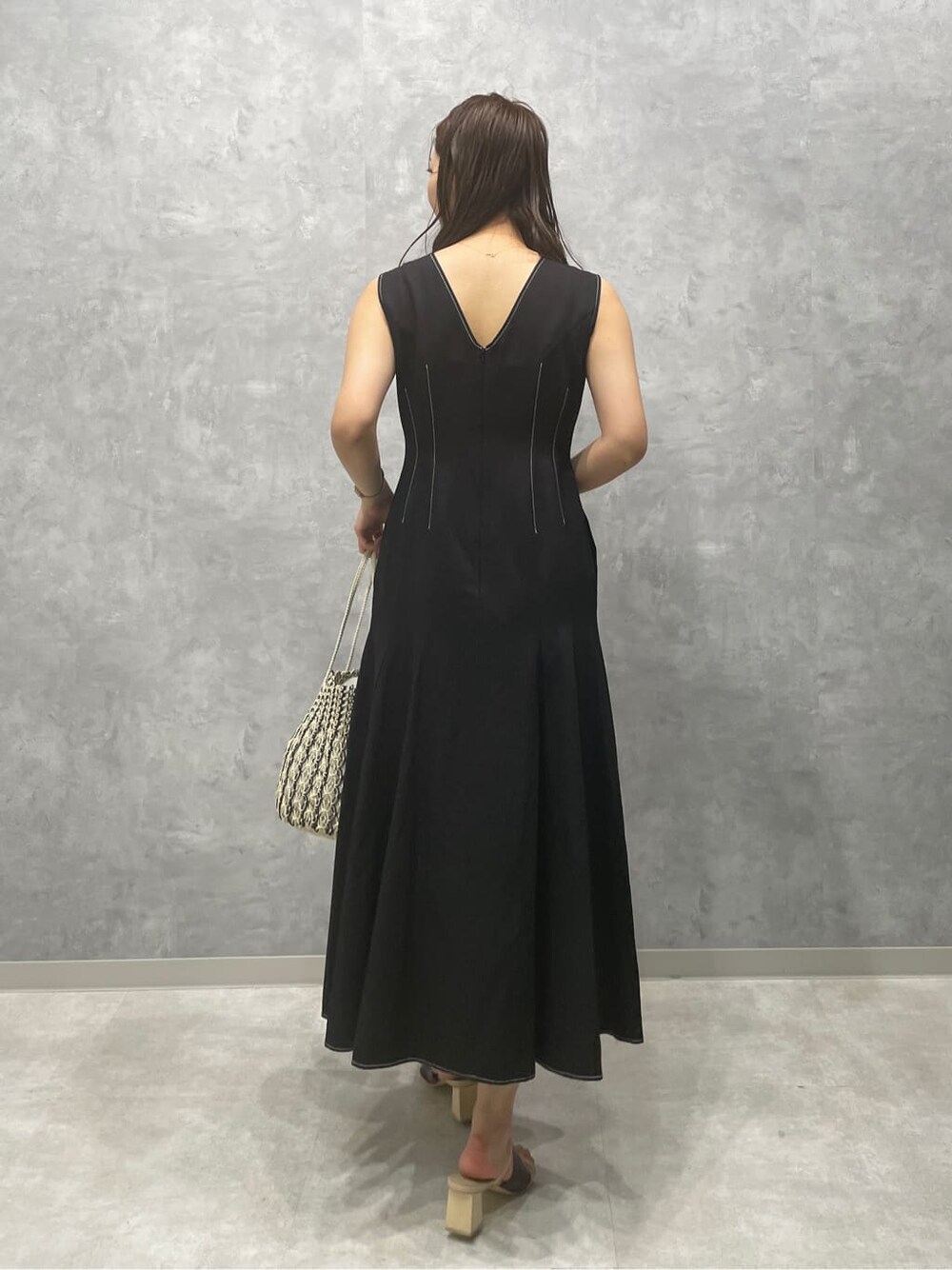 ブラウン系のサンダル、グリーン系のカーディガン/ボレロ、ブラック系のワンピースを着用したレディースの夏コーディネートの7枚目の写真