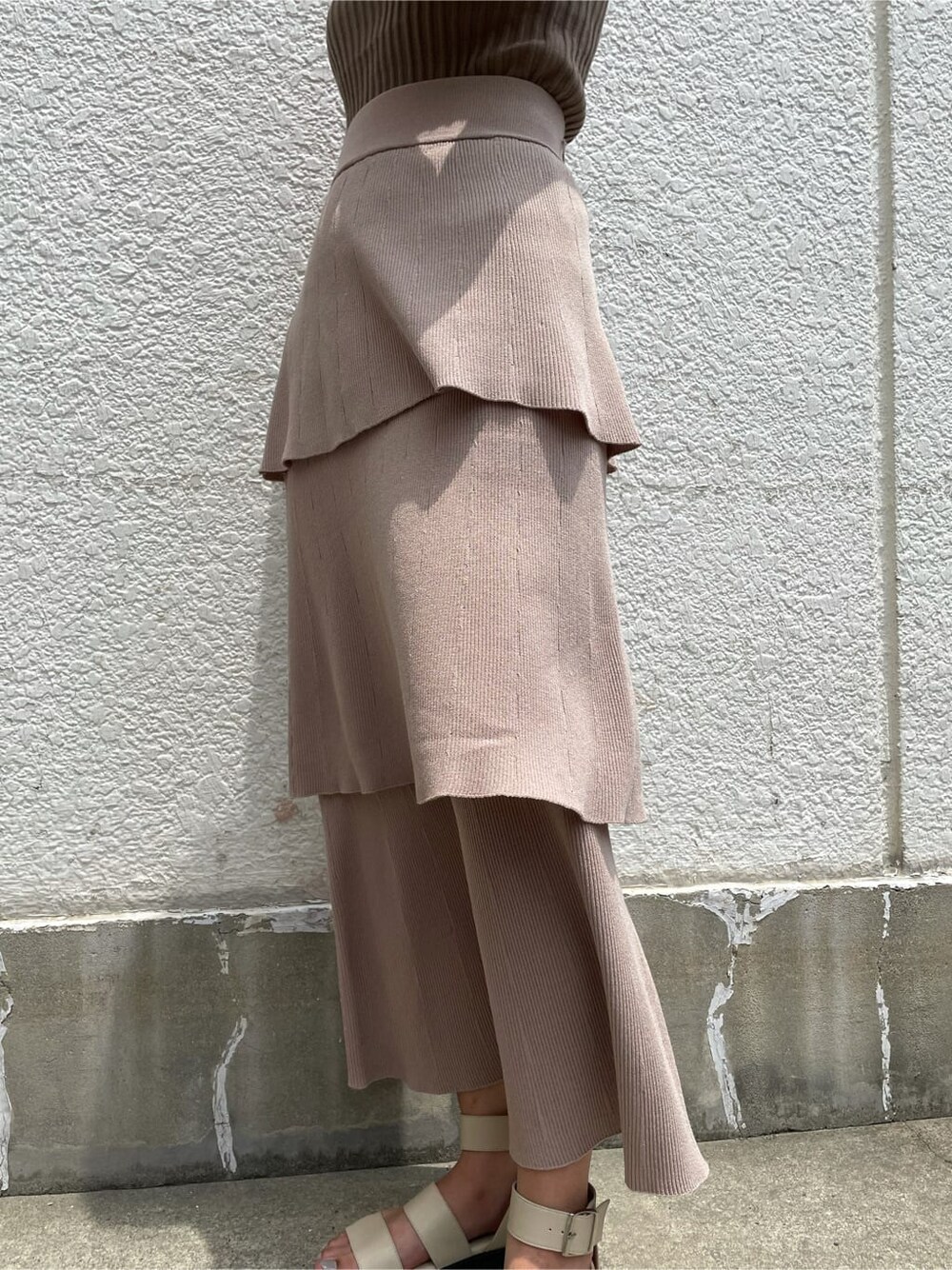 ベージュ系のスカート、ホワイト系のサンダル、ベージュ系のニット/セーターを着用したレディースの夏コーディネートの6枚目の写真