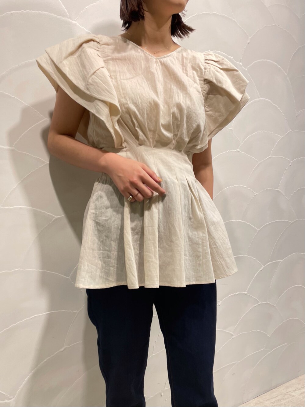 グリーン系のサンダル、ブルー系のデニムパンツ、ホワイト系のシャツ/ブラウスを着用したレディースの春コーディネートの3枚目の写真