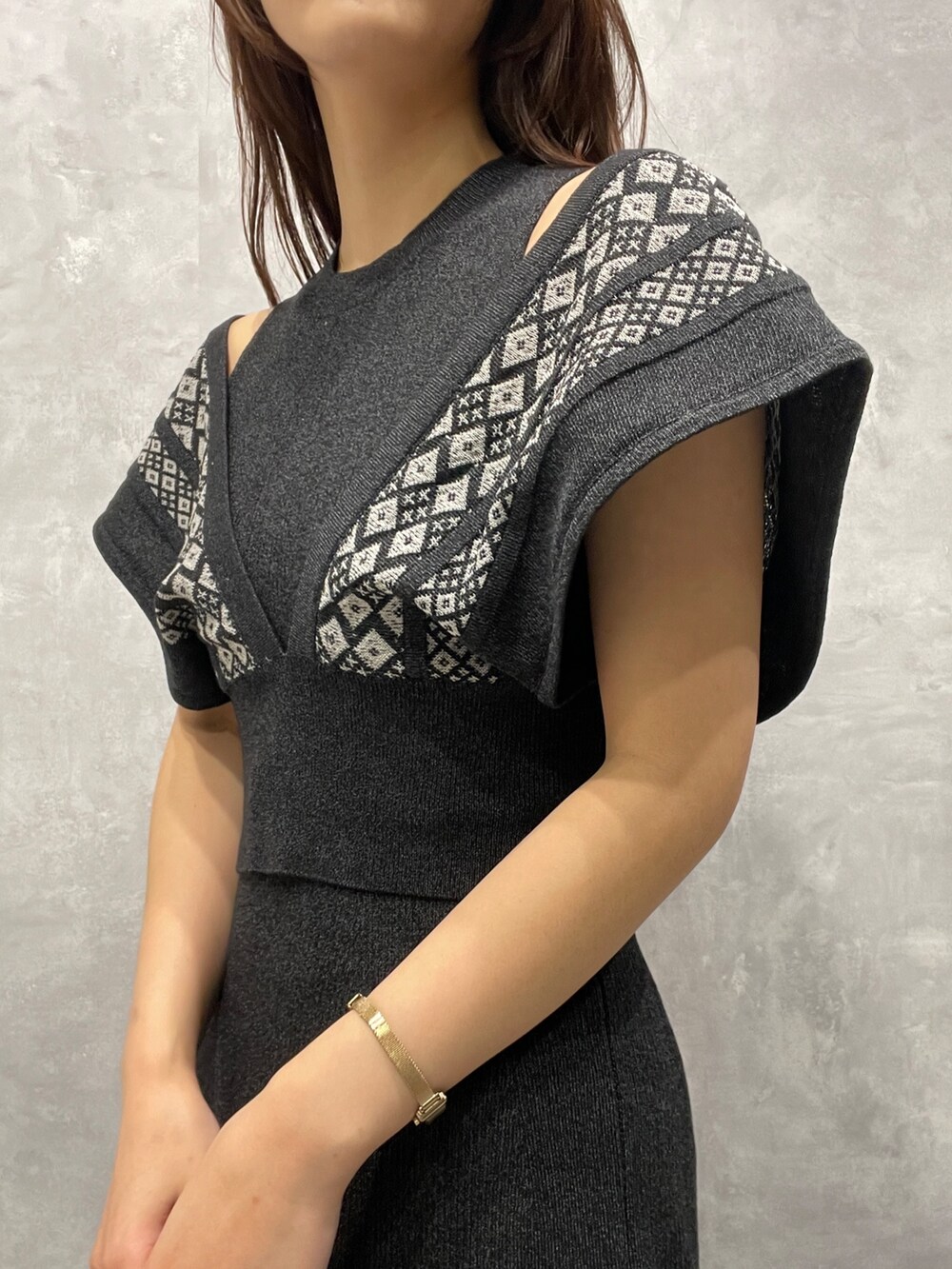 ベージュ系のサンダル、ブラック系のワンピースを着用したレディースの春コーディネートの5枚目の写真