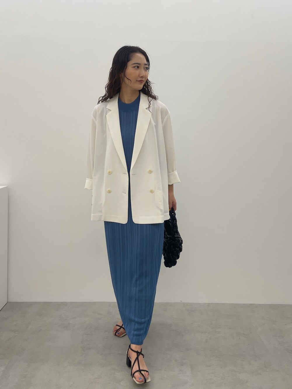 ブラック系のサンダル、ホワイト系のテーラードジャケット、ブルー系のワンピースを着用したレディースの夏コーディネートの3枚目の写真