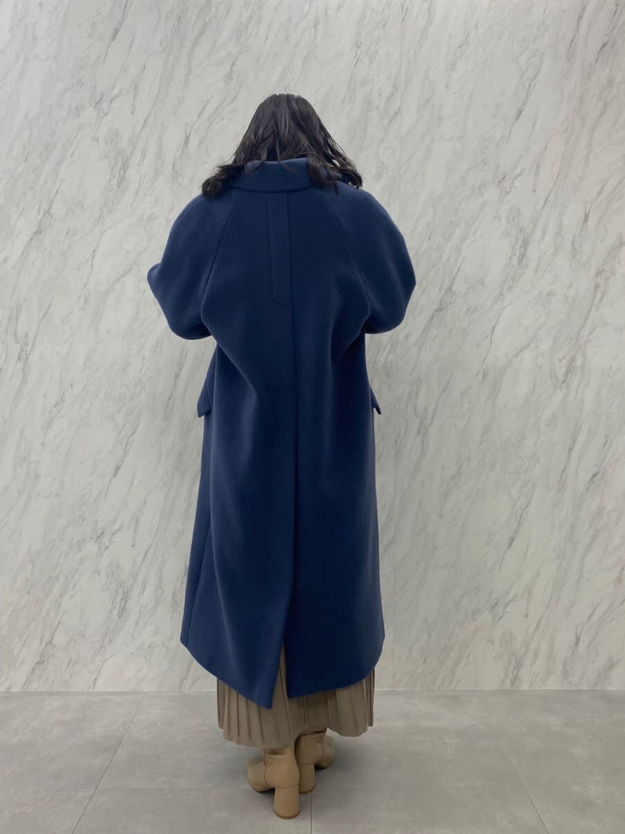 ベージュ系のブーツ、ブルー系のその他アウター、ホワイト系のワンピースを着用したレディースの夏コーディネートの4枚目の写真