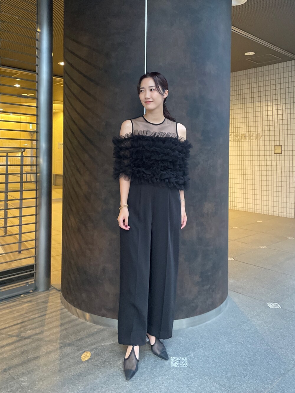 ブラック系のパンプス、ブラック系のパンツドレスを着用したレディースの秋コーディネートの5枚目の写真