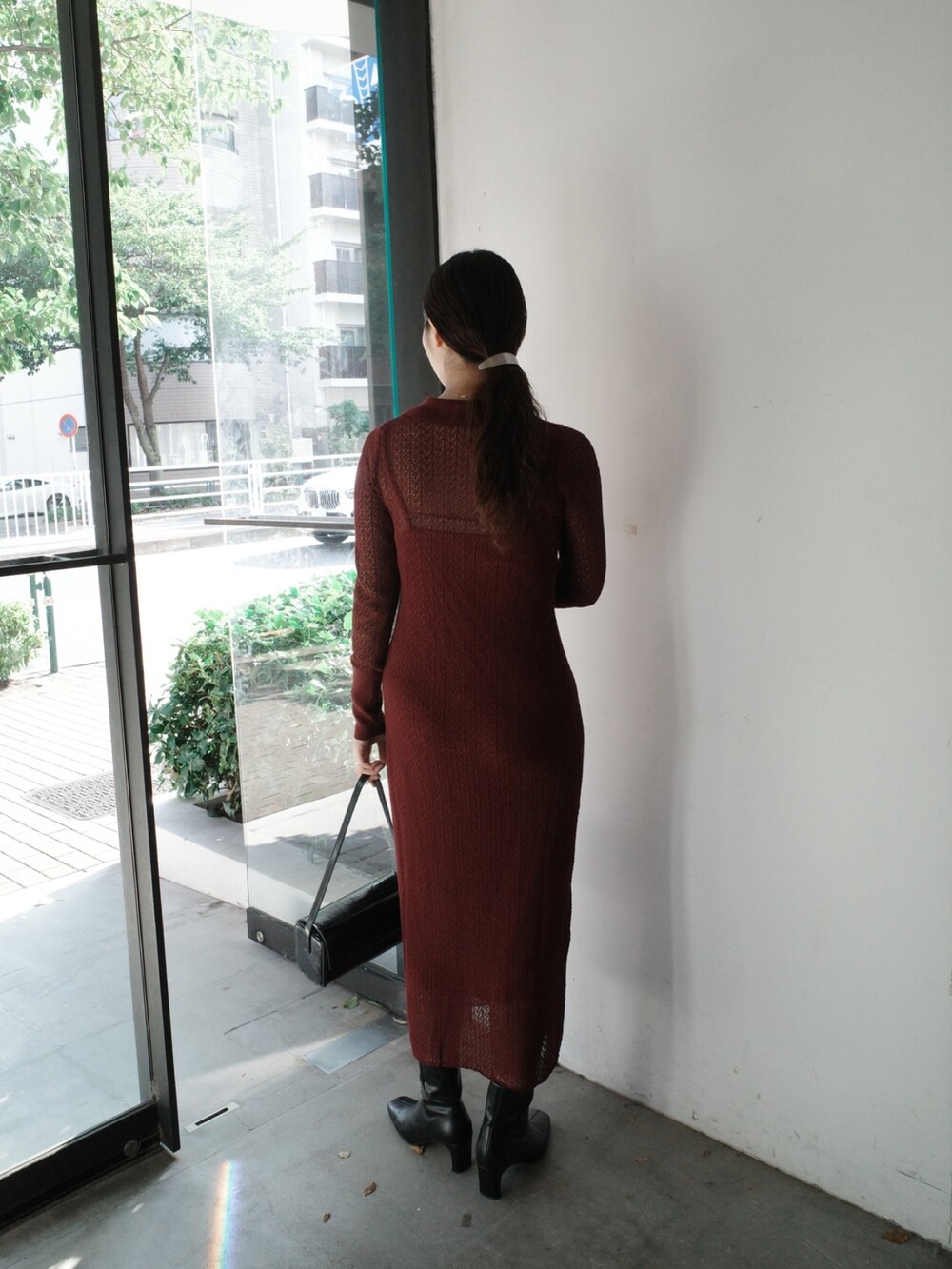 パープル系のワンピース、ブラック系のブーツ、ブラック系のショルダーバッグを着用したレディースの夏コーディネートの5枚目の写真