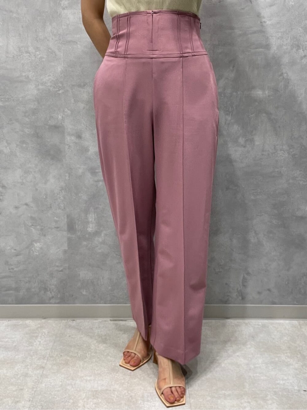 ピンク系のその他パンツ、ベージュ系のサンダル、ホワイト系のニット/セーターを着用したレディースの春コーディネートの8枚目の写真