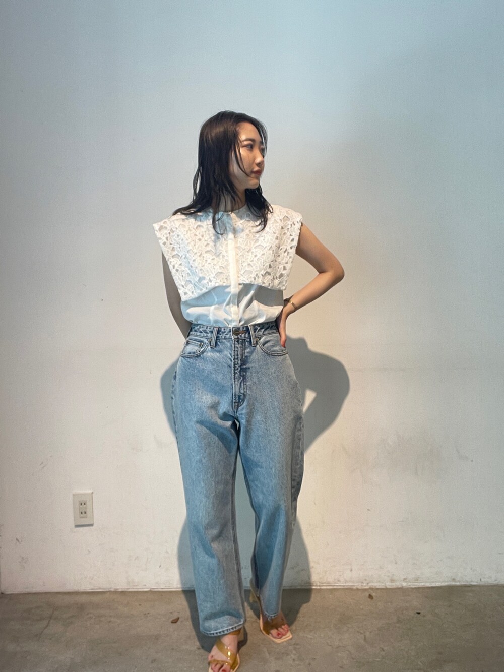 ホワイト系のシャツ/ブラウス、ブルー系のデニムパンツ、イエロー系のサンダルを着用したレディースの夏コーディネートの4枚目の写真