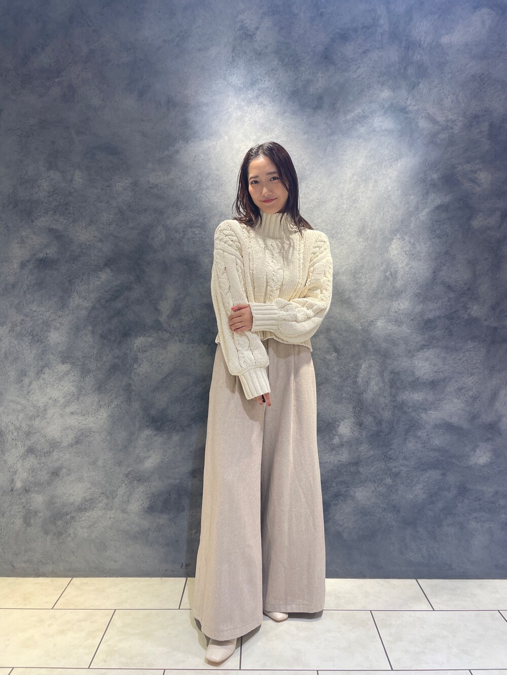 ホワイト系のニット/セーター、ベージュ系のその他パンツ、ホワイト系のブーツを着用したレディースの秋コーディネートの2枚目の写真