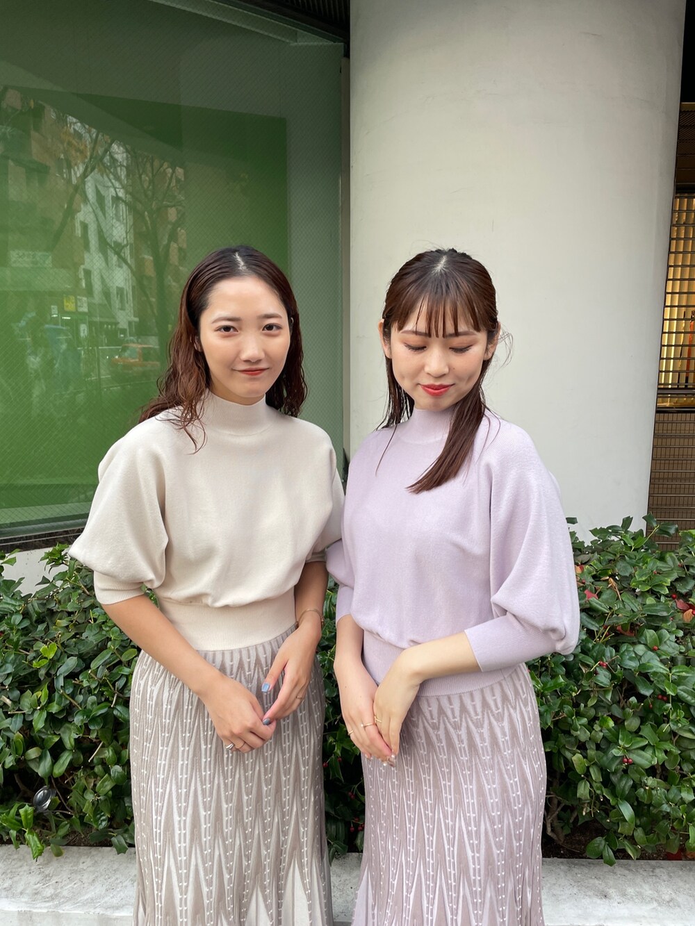 ホワイト系のパンプス、ホワイト系のワンピース、パープル系のワンピースを着用したレディースの冬コーディネートの6枚目の写真