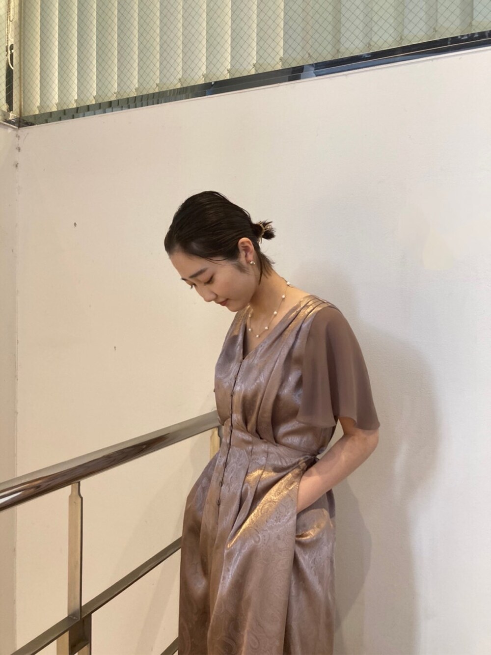 その他のパンプス、ベージュ系のパンツドレス、ホワイト系のネックレスを着用したレディースの冬コーディネートの4枚目の写真