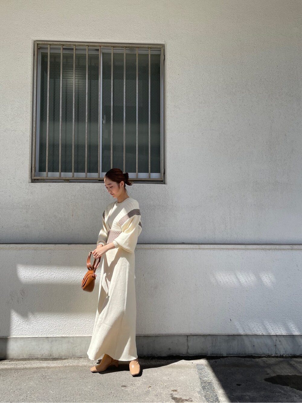 ベージュ系のその他シューズ、ホワイト系のワンピース、ブラウン系のショルダーバッグを着用したレディースの秋コーディネートの3枚目の写真