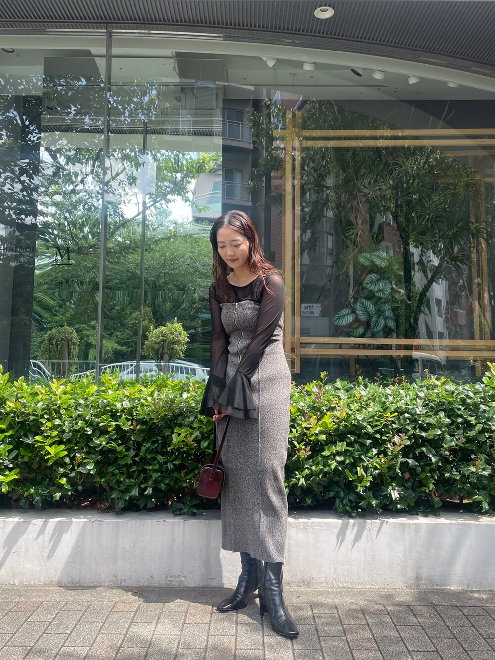 ブラック系のTシャツ/カットソー、その他のワンピース、ブラック系のブーツを着用したレディースの夏コーディネートの3枚目の写真