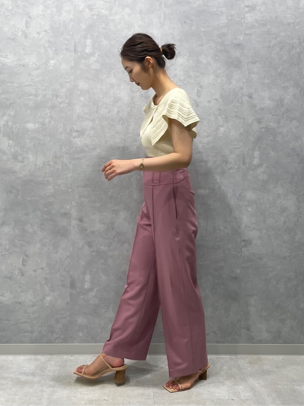 ピンク系のその他パンツ、ベージュ系のサンダル、ホワイト系のニット/セーターを着用したレディースの春コーディネートの4枚目の写真