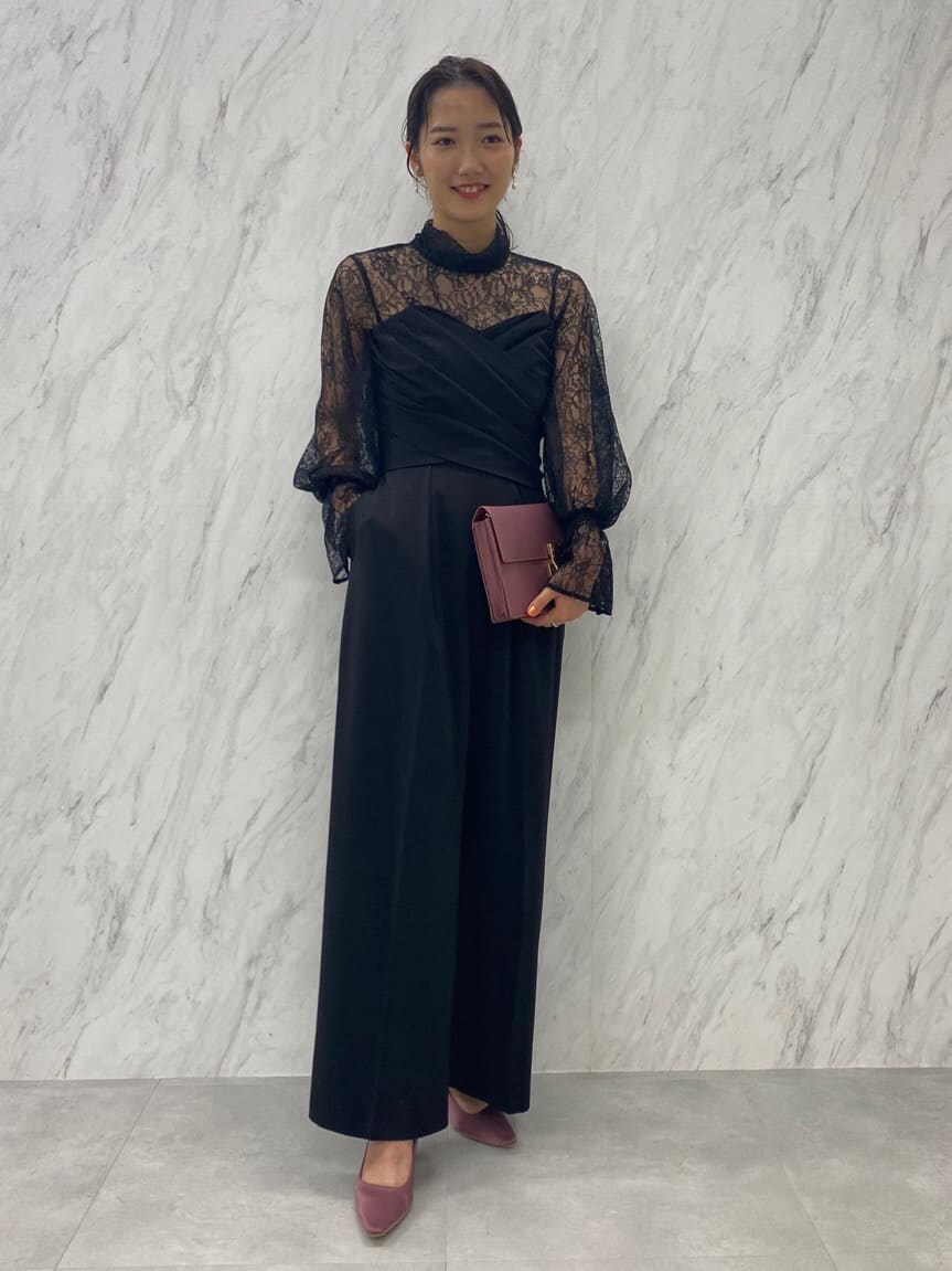 ピンク系のクラッチバッグ、ブラック系のシャツ/ブラウス、ピンク系のパンプスを着用したレディースの夏コーディネートの2枚目の写真