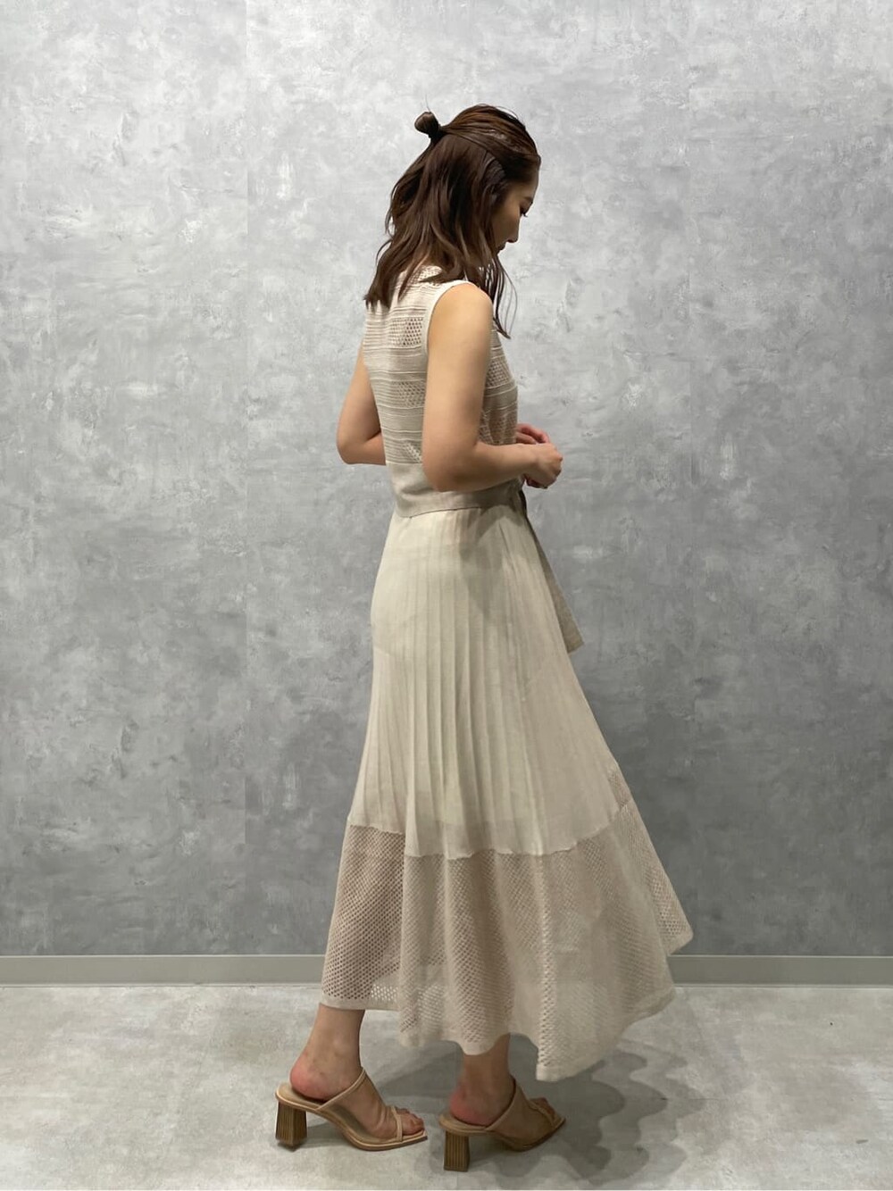 ベージュ系のサンダル、ホワイト系のワンピースを着用したレディースの夏コーディネートの5枚目の写真