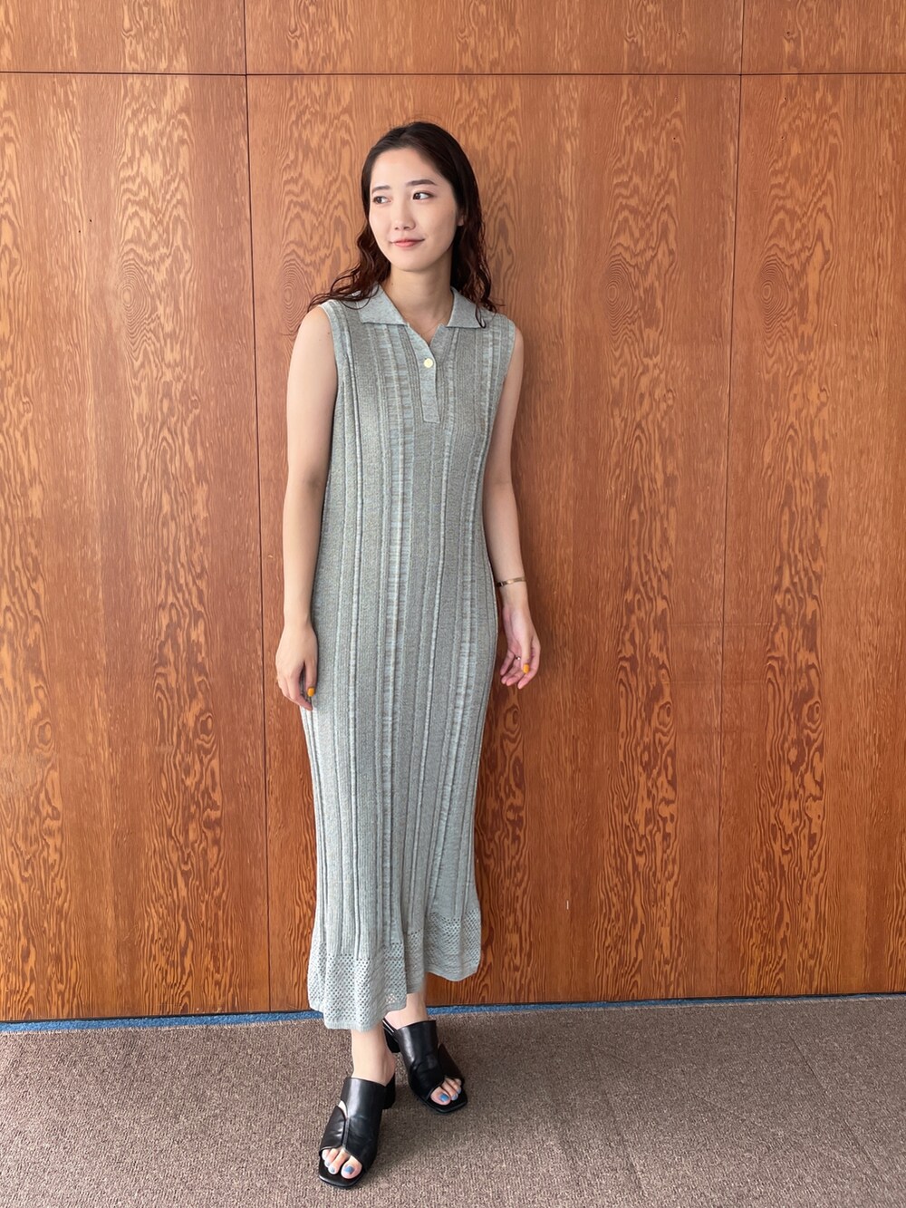 ブラック系のサンダル、グリーン系のワンピースを着用したレディースの夏コーディネートの2枚目の写真