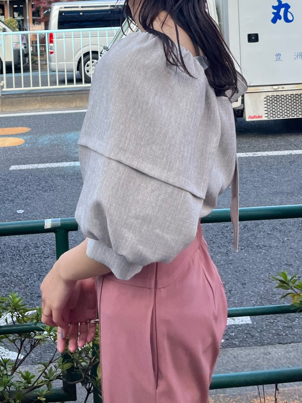 その他のサンダル、ピンク系のその他パンツ、ベージュ系のシャツ/ブラウスを着用したレディースの冬コーディネートの7枚目の写真