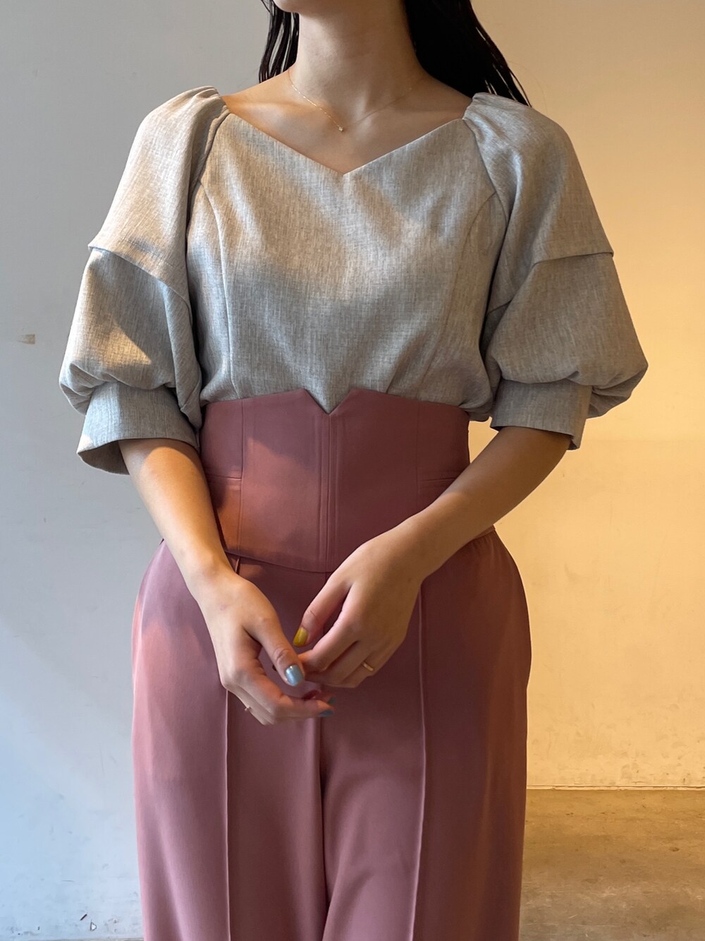 その他のサンダル、ピンク系のその他パンツ、ベージュ系のシャツ/ブラウスを着用したレディースの冬コーディネートの5枚目の写真